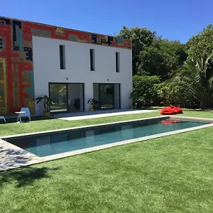 Le Cube Design A Plage Avec Piscine Et Cuisine Hyères